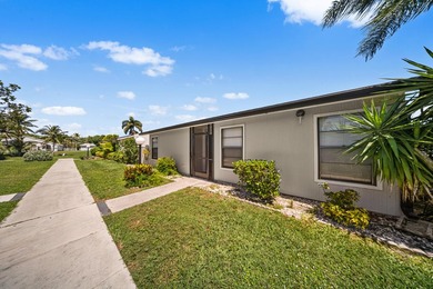 This spacious one-story villa is ideally located in the heart of - photo 1