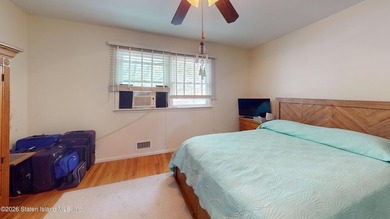 Cozy three-bedroom, semi-attached home in Old Town, Staten - photo 12