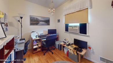 Cozy three-bedroom, semi-attached home in Old Town, Staten - photo 15