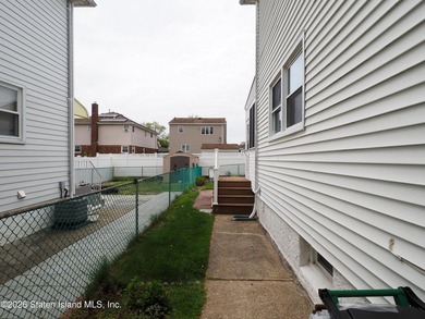 Cozy three-bedroom, semi-attached home in Old Town, Staten - photo 19