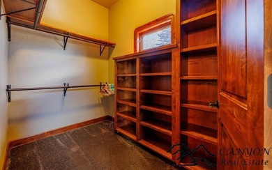 Experience luxury golf course living with warm modern finishes - photo 40