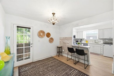 Welcome home to this stunning, fully renovated FULLY FURNISHED 3 - photo 6