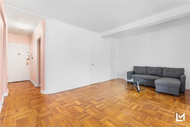 Welcome to Walden Terrace in Rego Park, this highly desirable - photo 5