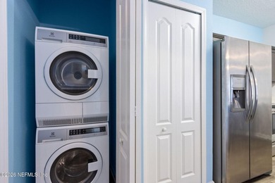 Welcome home to this refreshed first-floor 2-bedroom, 2-bath - photo 12