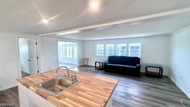 Welcome to the highly sought-after 55+ gated waterfront - photo 2
