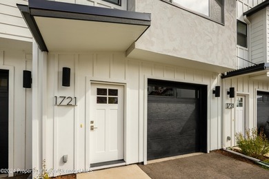 Welcome to your dream home! This fabulous 4-bedroom modern - photo 17