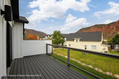Welcome to your dream home! This fabulous 4-bedroom modern - photo 19