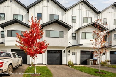 Welcome to your dream home! This fabulous 4-bedroom modern - photo 20