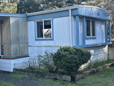 This comfy 2 bdrm/2 bath home in a 55+ park up the Chetco river - photo 3