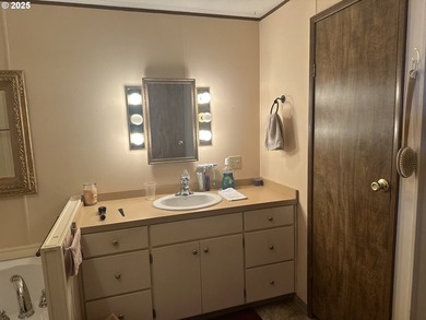 This comfy 2 bdrm/2 bath home in a 55+ park up the Chetco river - photo 10
