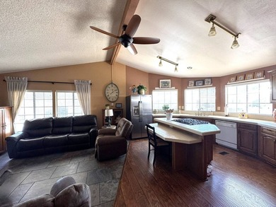 Welcome Home in THE LAKES AT HEMET WEST 55 plus Beautiful 2Br - photo 14