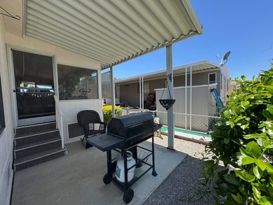 Welcome Home in THE LAKES AT HEMET WEST 55 plus Beautiful 2Br - photo 44
