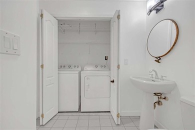 The Oaks at Buckhead Live the high life in the heart of Buckhead