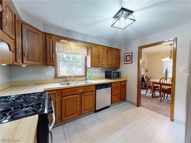 Welcome to this pride-of-ownership Colonial, ideally located - photo 8