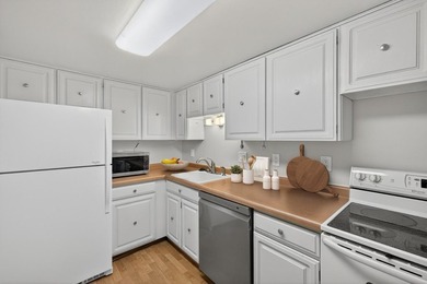 Take in sweeping 9th-floor views and a comfortable, easy-living - photo 9