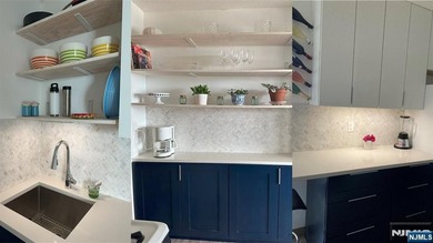 New Quartz/Marble Kitchen. New Coffee/Wine Bar. Beautiful - photo 4