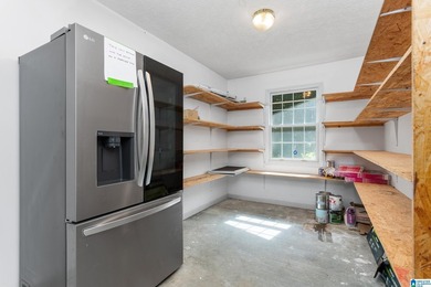 This well maintained 5 bedroom, 4 bathroom, full brick home on a - photo 38