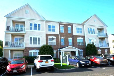 Lake Condo For Sale in Central Islip, New York