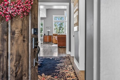 Single-level home, clear mountain views overlooking the 1st - photo 7