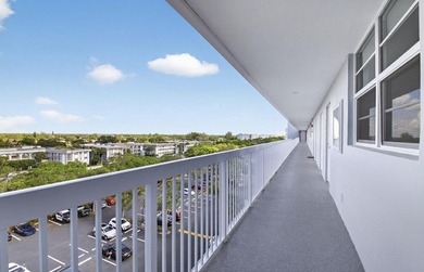 Pristine and fully updated, this penthouse-level 1-bedroom plus - photo 4
