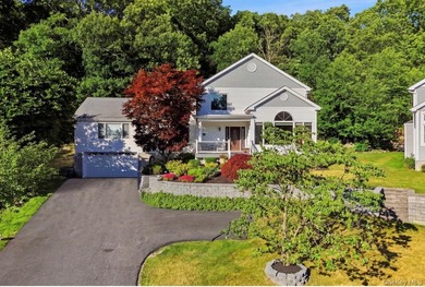 Welcome to 17 Nottingham Way. This expansive unique 5,300 - photo 2