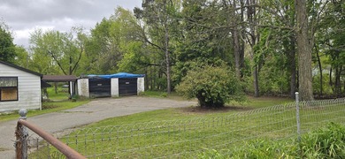 Located in Three Rivers, this 3-bedroom, 1-bath home sits on a - photo 2