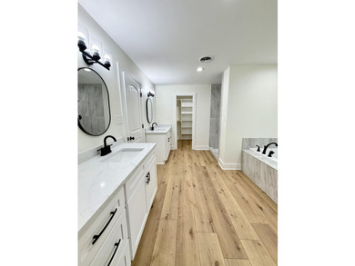 Welcome to this beautiful, completely renovated from top to - photo 12