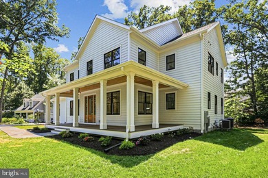 JUST COMPLETED! Stunning new craftsman style home in the heart - photo 2