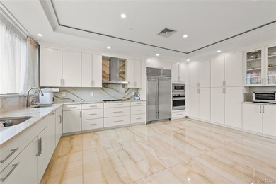 Experience luxury penthouse living in the heart of Rego Park! - photo 9