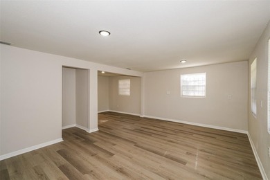 This well-maintained 3-bedroom, 2-bathroom Tampa home has been - photo 3