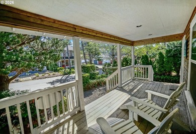 Enjoy the coastal lifestyle in this charming cottage home in the - photo 2
