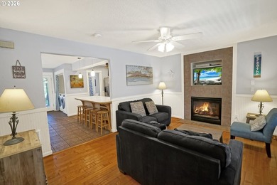 Enjoy the coastal lifestyle in this charming cottage home in the - photo 4