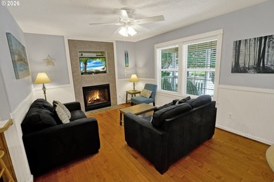 Enjoy the coastal lifestyle in this charming cottage home in the - photo 5
