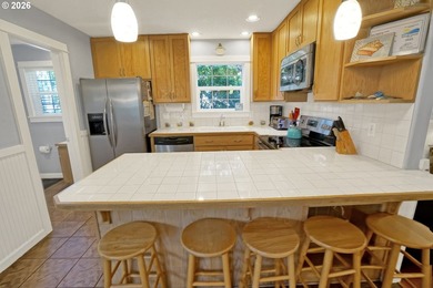 Enjoy the coastal lifestyle in this charming cottage home in the - photo 9