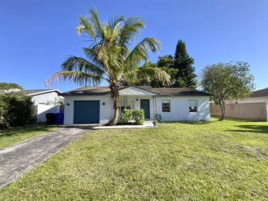 Stunning 3-bed, 2-bath pool home with a 1-car garage, ideally - photo 2