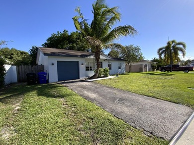 Stunning 3-bed, 2-bath pool home with a 1-car garage, ideally - photo 3