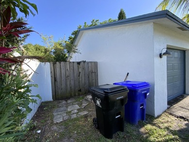 Stunning 3-bed, 2-bath pool home with a 1-car garage, ideally - photo 4