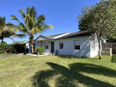 Stunning 3-bed, 2-bath pool home with a 1-car garage, ideally - photo 5