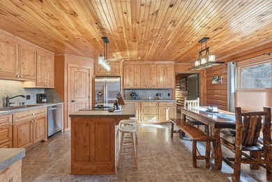 Welcome to an unforgettable log home retreat in the Lakeside