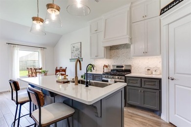 Welcome to this stunning, like-new 3-bedroom, 2-bathroom home in - photo 13