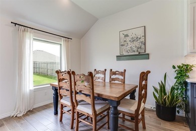 Welcome to this stunning, like-new 3-bedroom, 2-bathroom home in - photo 15