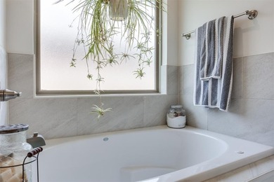 Welcome to this stunning, like-new 3-bedroom, 2-bathroom home in - photo 23