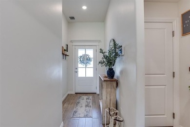 Welcome to this stunning, like-new 3-bedroom, 2-bathroom home in - photo 26