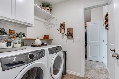 Welcome to this stunning, like-new 3-bedroom, 2-bathroom home in - photo 27
