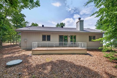 Flat lot with easy all one -level living, centrally located and - photo 5