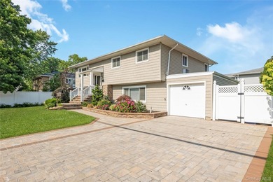 Welcome to this beautifully updated, move-in-ready 5-bedroom, 2 - photo 3