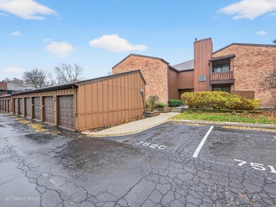 Briar Lakes Condo For Sale in Oakbrook Terrace Illinois