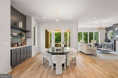 Modern architecture, designer finishes, and light-filled living - photo 18