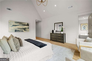 Modern architecture, designer finishes, and light-filled living - photo 35
