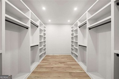 Modern architecture, designer finishes, and light-filled living - photo 36